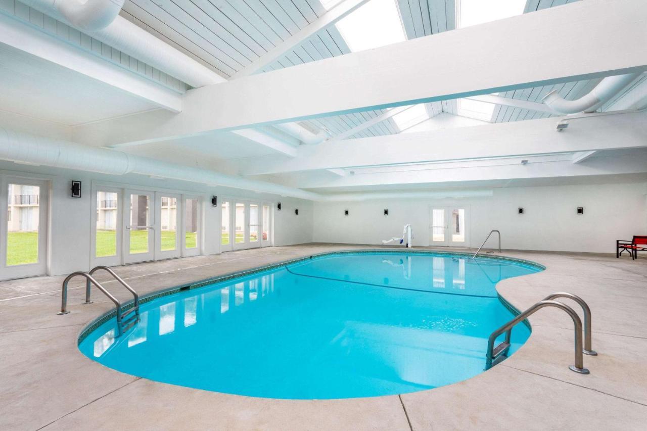 Ramada By Wyndham Hartford North - Bradley Airport Hotel Windsor Locks Exterior photo