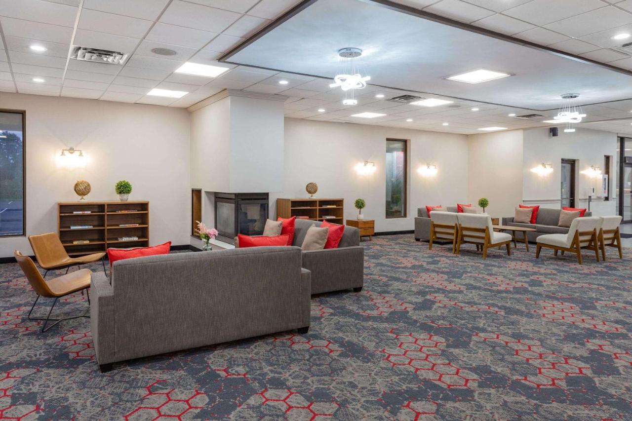 Ramada By Wyndham Hartford North - Bradley Airport Hotel Windsor Locks Exterior photo