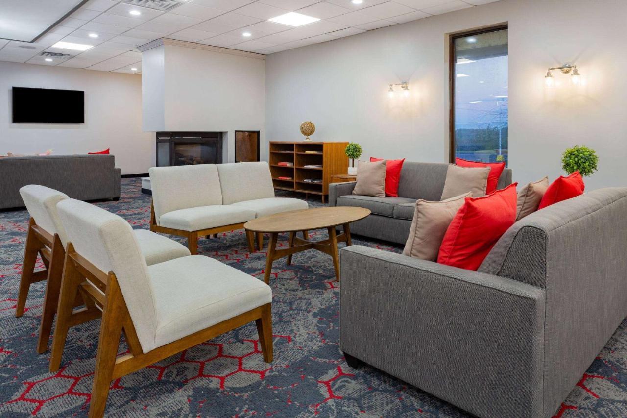 Ramada By Wyndham Hartford North - Bradley Airport Hotel Windsor Locks Exterior photo