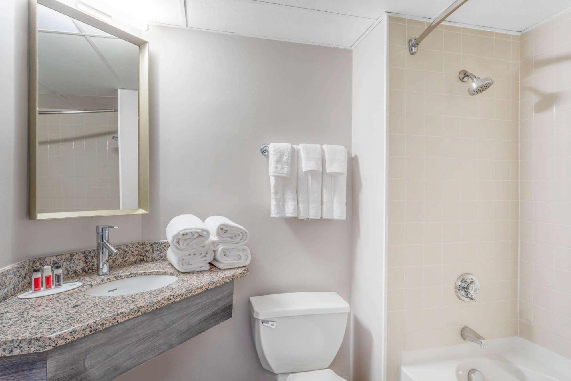 Ramada By Wyndham Hartford North - Bradley Airport Hotel Windsor Locks Room photo